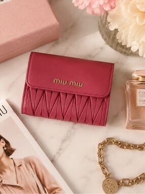 AUTHENTIC MIU MIU MAGENTA MATELASSE TRI FOLD WALLET GOLD LOGO LEATHER